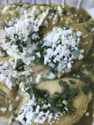 Undercooked though. La masa no estaba bien cocinada. La salsa, papas y frijoles si sabían ricas.