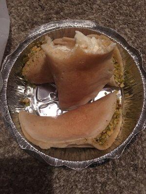 This was heaven in my mouth amazing.... intersting light cake with cream and pistachio very light and sweet