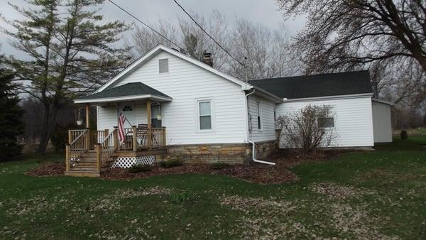 Country Home on over 6 acres. House has 3 bedrooms, bath, Kitchen, and living room. Newer 32x40 Pole barn with cement floor a...