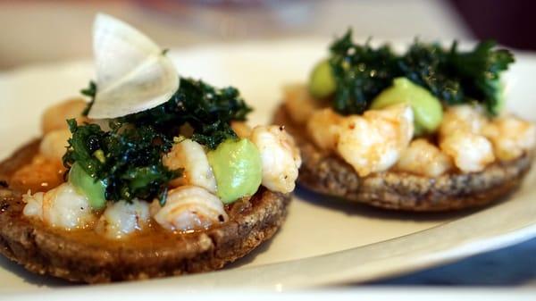 SHRIMP & BONE MARROW SOPES
fried parsley / chile de árbol