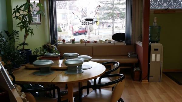 Drying table with an outside view.
