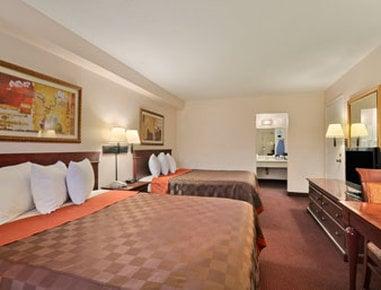 Standard guest bedroom with 2 Queen beds