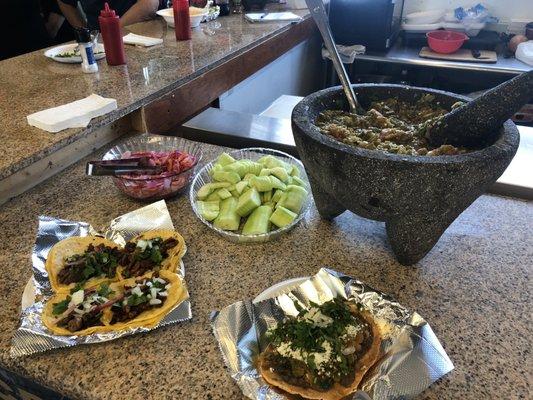 Tacos de asada, sope de nopales, salsa de molcajete con nopales.