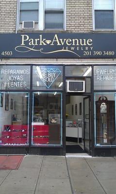 Buys God and Silver and does jewelry Repair