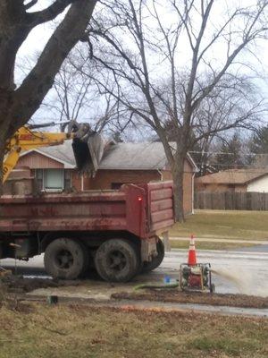 SSSD fixing a water main break at house