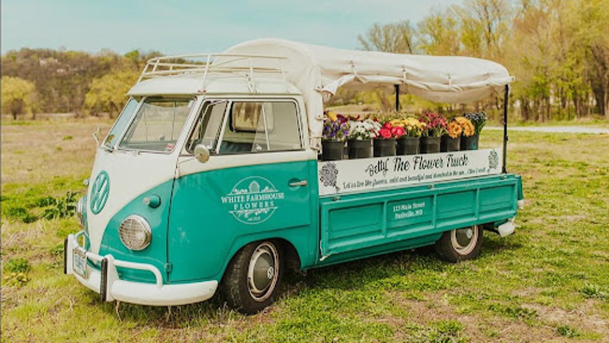 White Farmhouse Flowers & Gifts