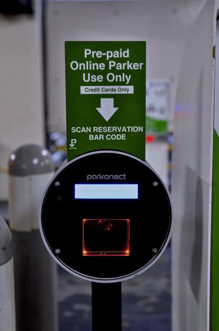 200 West Randolph iParkit Garage