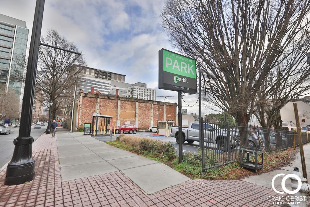 521 Peachtree Street iParkit Lot