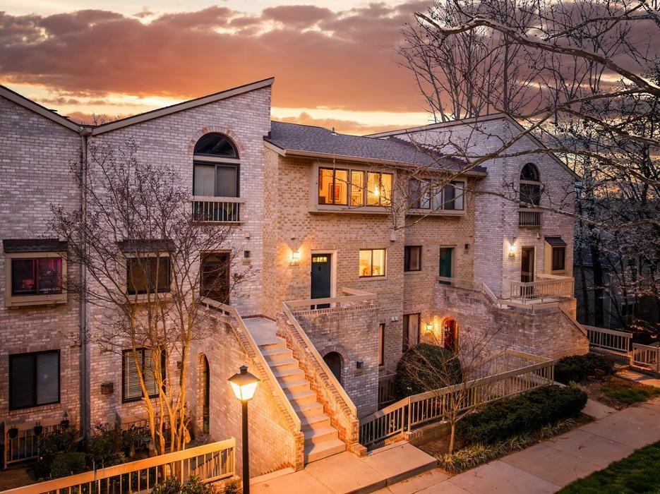 Nikki Lagouros, Realtor