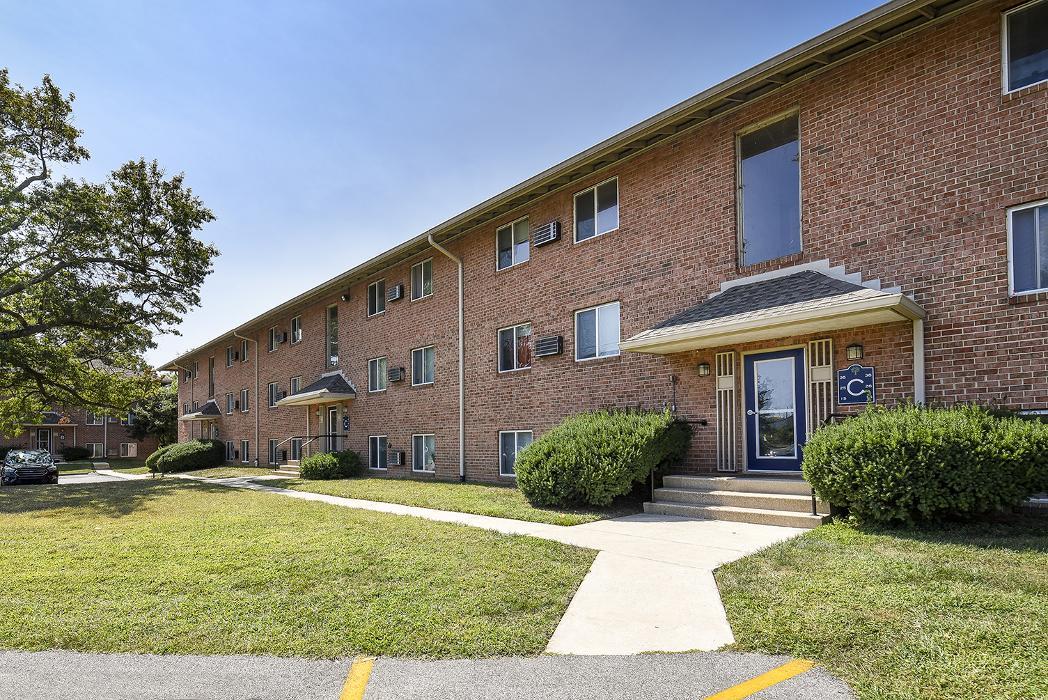 Lake Club Apartments