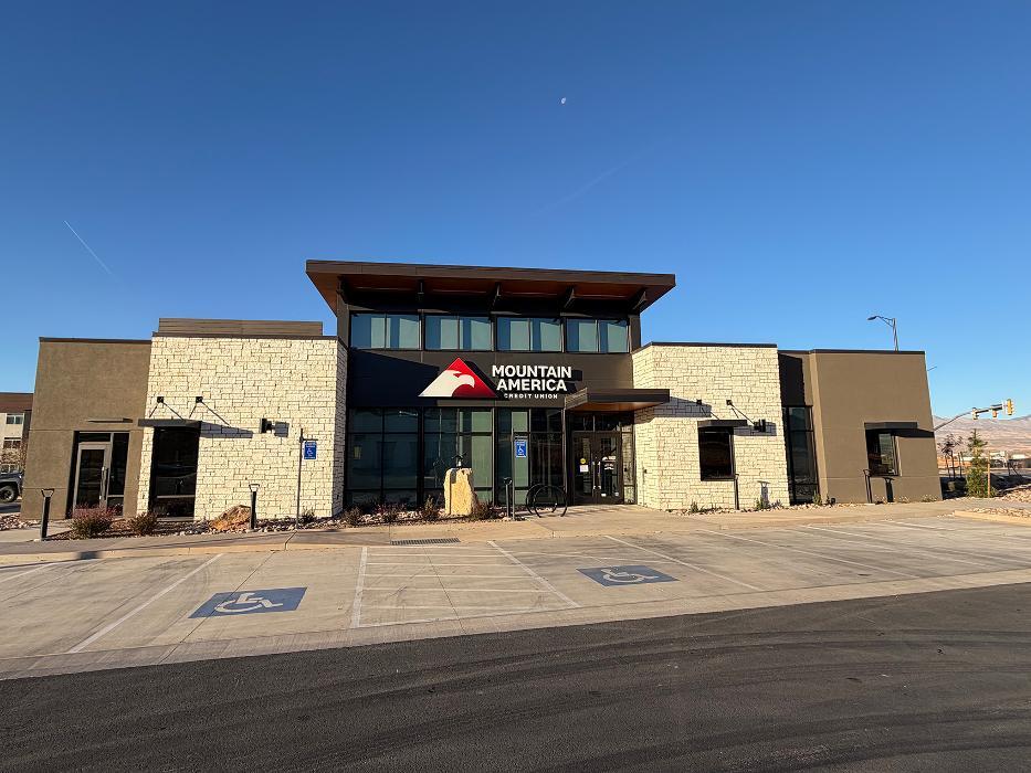 Mountain America Credit Union - St. George: Desert Color Parkway Branch